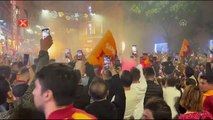 İstiklal'deki taraftarlar Galatasaray'ın şampiyonluğunu kutladı