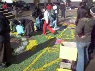 les dessins de fleurs a Huancavelica pour la procession