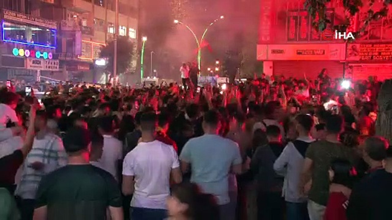 Diyarbakırlılar Galatasaray’ın şampiyonluğunu meşalelerle kutladı