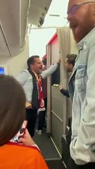 Uçakta Okan Buruk tezahüratları