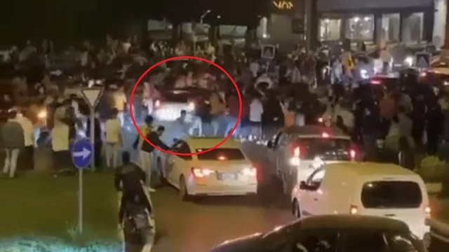 Bursa'da otomobil kutlama yapan taraftarların arasına daldı