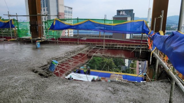 삼성디스플레이 본사 신축 현장 바닥 붕괴...3명 추락 / YTN
