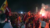 İZMİR - Galatasaraylı taraftarlar şampiyonluğu kutluyor