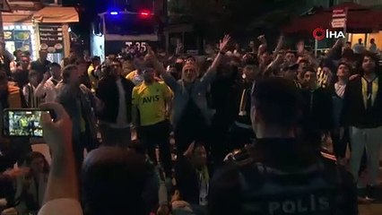 Fenerbahçeli taraftarlar oturma eylemi yaptı