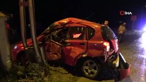 Kontrolden çıkan otomobil elektrik direğine çarptı: 1'i ağır 2 yaralı