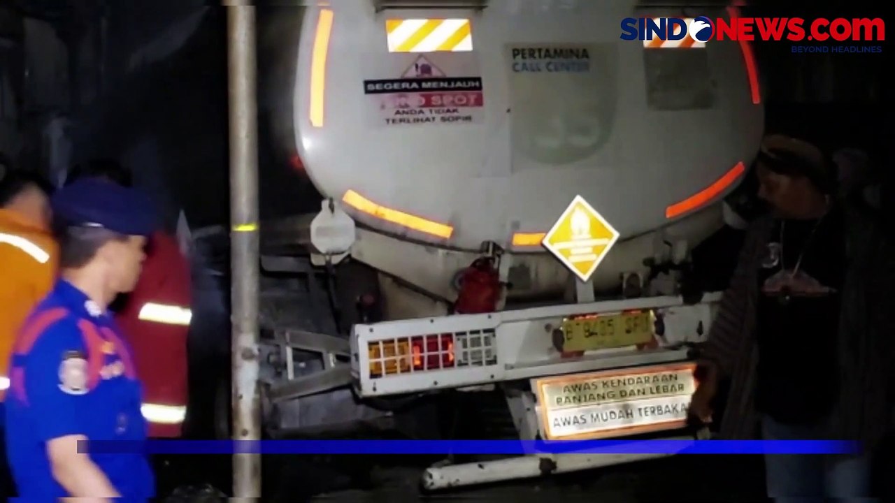 Truk Tangki Pertamina Terbakar di Gudang BBM Il...