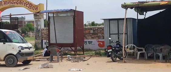 खाटू में मंढा चौराहे के पास नालों पर रखे अतिक्रमण को हटाया