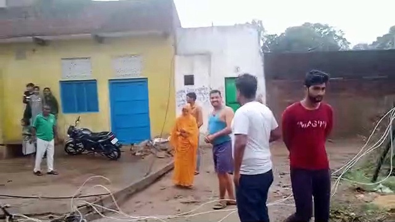 आंधी बारिश के साथ गिरे ओले, मकानों के टीन शेड उ...