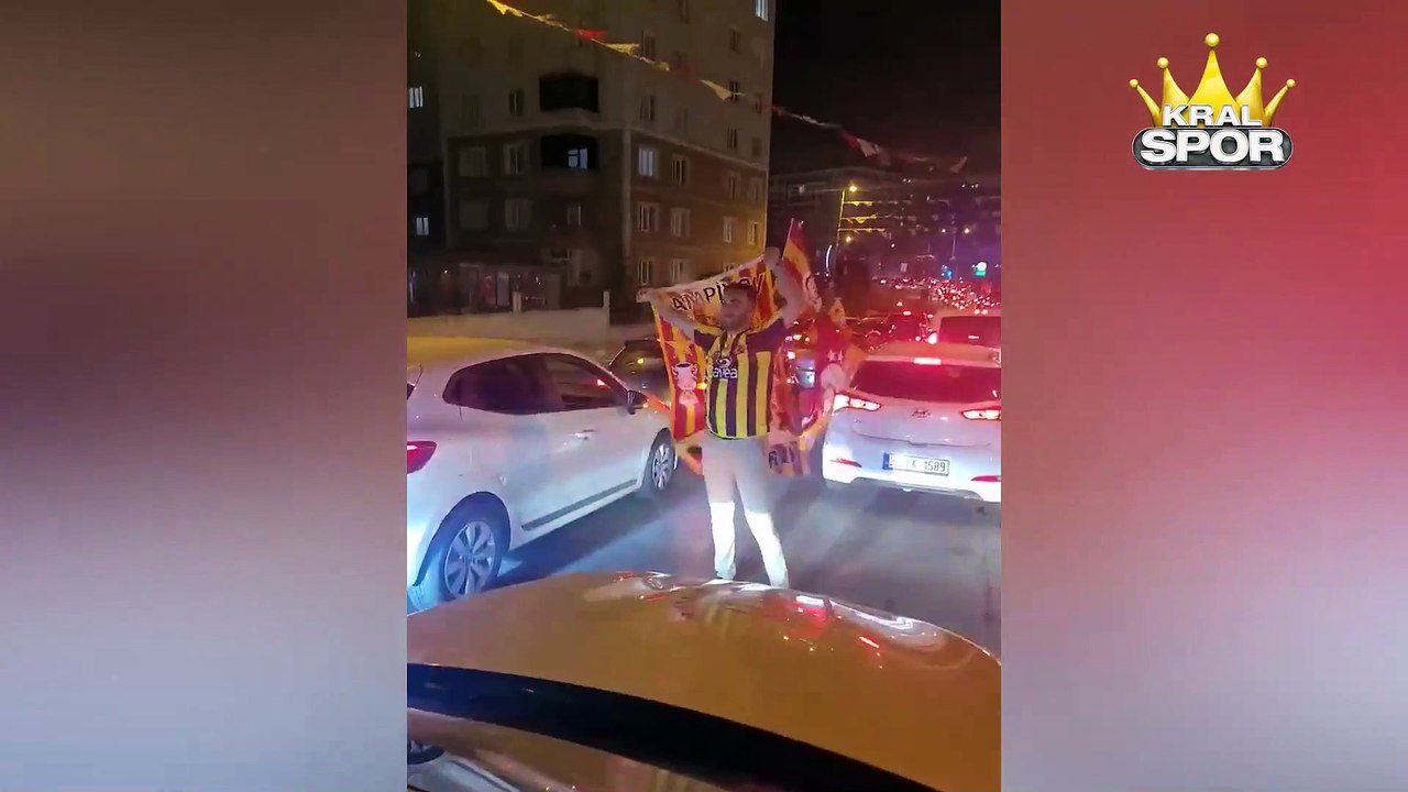 Bir Fenerbahçe taraftarı, Galatasaray'ın şampiyonluk kutlamalarına katıldı