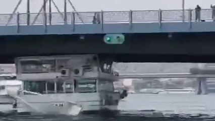 Galata Köprüsü’ne tekne çarptı, parçalar denize düştü