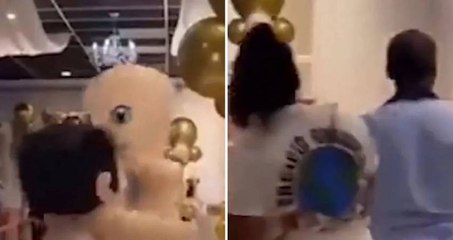 Etkinlikte animatör olarak getirilen iki şişme bebek birbirine girdi