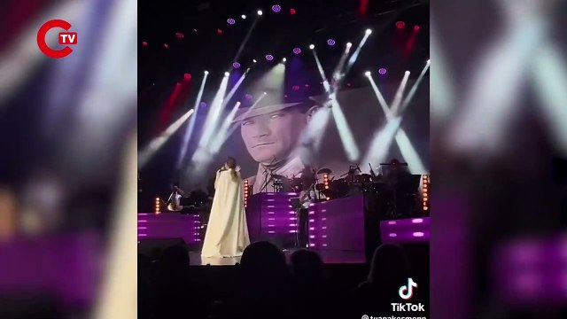 Funda Arar, Atatürk'e bakarak şarkı söyledi: Dakikalarca ayakta alkışlandı