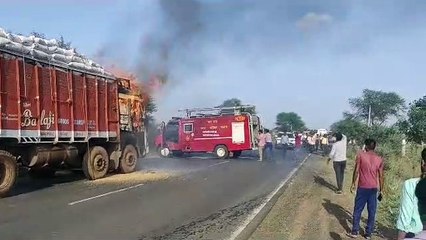 गेहूं लदे ट्रक में लगी आग - देखें वीडियो