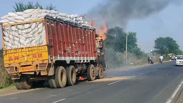 गेहूं लदे ट्रक में लगी आग - देखें वीडियो