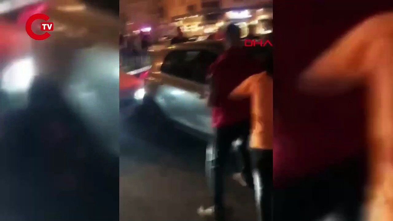 Bursa'da otomobil kutlama yapan Galatasaray taraftarlarının arasına daldı: 2 yaralı