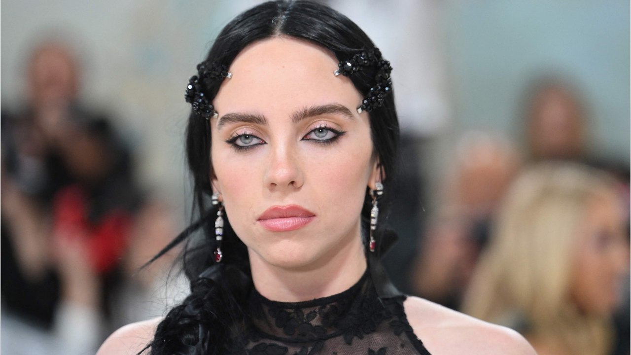 GALA VIDÉO - Billie Eilish répond aux “idiots” qui critiquent son look : “Laissez les femmes exister !”