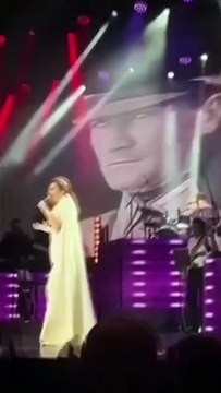 Seni Yazdım şarkısını Atatürk'ün fotoğrafına bakarak söyleyen Funda Arar, dakikalarca ayakta alkışlandı