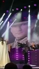 Funda Arar, qui a chanté la chanson 'I Wrote You' en regardant la photo d'Atatürk, a reçu une standing ovation pendant quelques minutes.