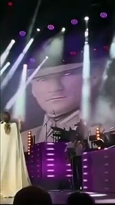 Funda Arar, qui a chanté la chanson 'I Wrote You' en regardant la photo d'Atatürk, a reçu une standing ovation pendant quelques minutes.