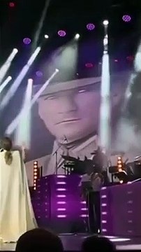 Funda Arar, qui a chanté la chanson 'I Wrote You' en regardant la photo d'Atatürk, a reçu une standing ovation pendant quelques minutes.