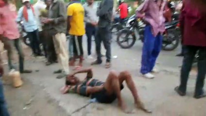 जबलपुर में ट्रक ने ई-रिक्शा को टक्कर मारी - देखें वीडियो