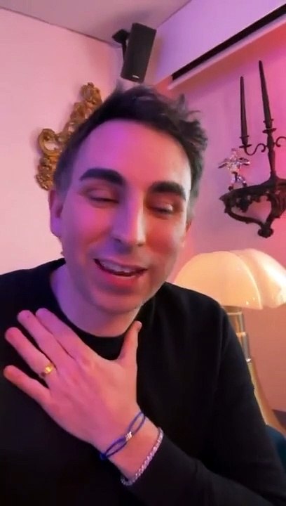 Le chanteur Hervé Vilard critique violemment l’animateur Jordan de Luxe et ses interviews "débiles" et l’insulte: "Tu as une face de rat !"