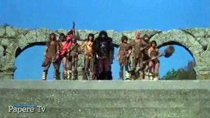 ATTILA FLAGELLO DI DIO Diego Abatantuono - Renoldo spezza le catene che lo intrappolavano al centro del Colosseo