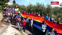 Da don Ciotti all'Anpi, in migliaia alla marcia per la pace Perugia-Assisi. Ma i partiti non ci sono: 