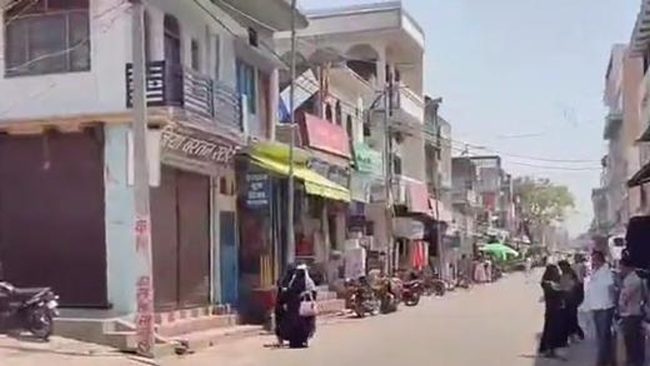 बलरामपुर: जीएसटी टीम की छापेमारी की सूचना से व्...