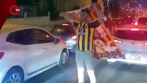 Fenerbahçeli bir taraftar, Galatasaray bayrağı ile kutlamalara katıldı