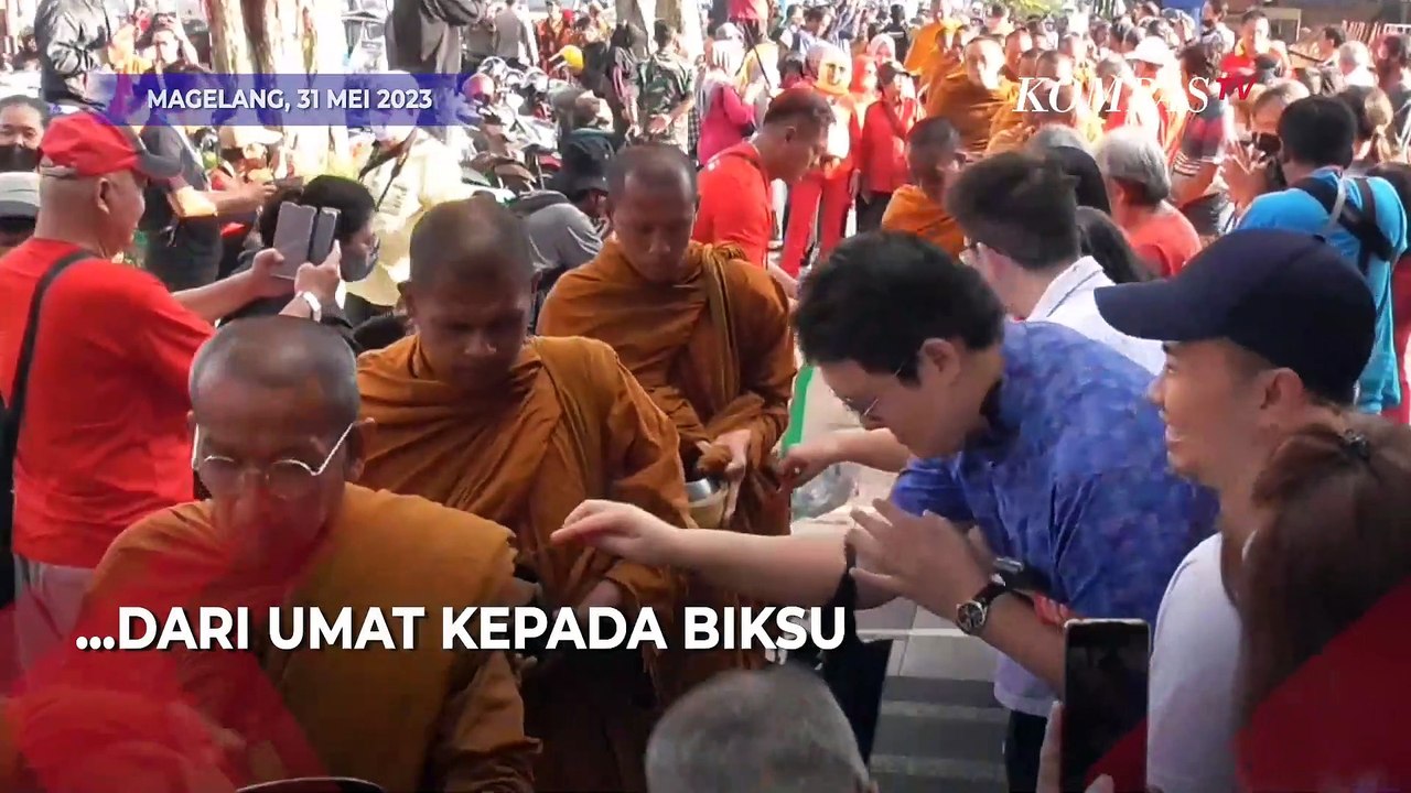 Sambut Waisak Biksu Thudong dari Thailand Ikuti Tradisi Pindapata di Magelang