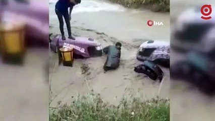 Sele kapılan traktörü kurtarmak isterken az daha canından oluyordu