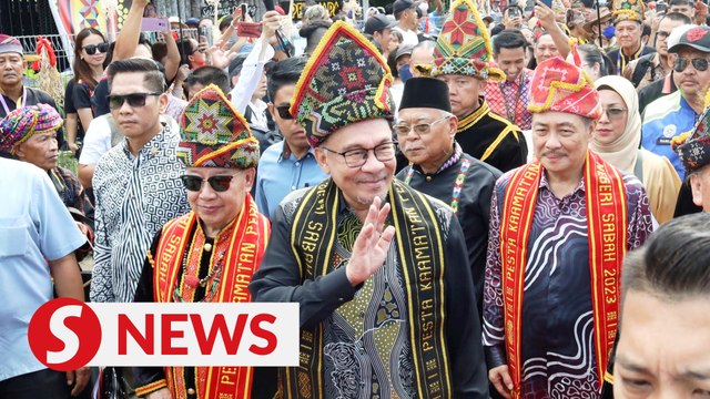 Anwar gets rousing welcome at Kaamatan celebrations