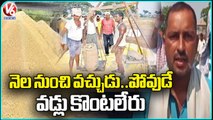Farmers Protest By Setting Fire To Paddy On Road, Demands Govt To Buy Without Depreciation _ V6 News