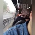 Metrobüste ayağa kalkıp aniden Recep Tayyip Erdoğan diye bağıran şahsın yeni görüntüleri çıktı. Görüntülerde, şahsa kimsenin bir şey dememesine rağmen