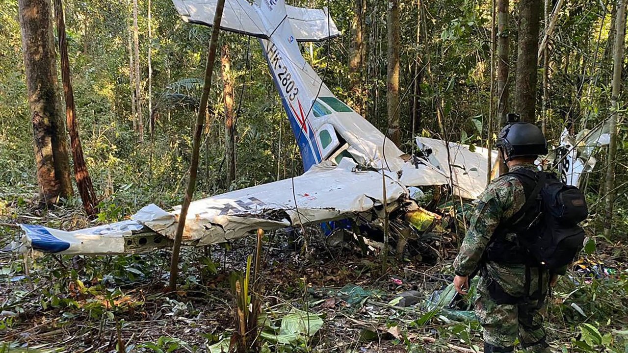 Spuren von abgestürzten kindern im kolumbianischen dschungel entdeckt
