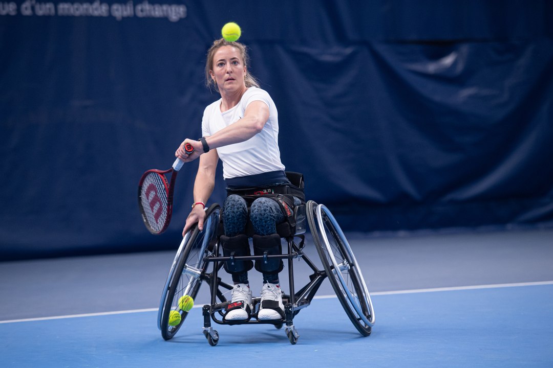 Accepter le handicap par le sport : Charlotte Fairbank, championne de tennis fauteuil, témoigne
