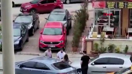 Alkollü halde araçlarına çarptığı sürücülere saldırdı