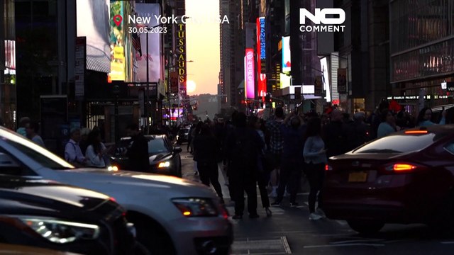 На улицах многоэтажного Манхеттена закат можно увидеть лишь два раза в году