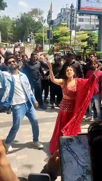 56 दुकान पर पहुंचे विक्की कौशल और सारा अली खान