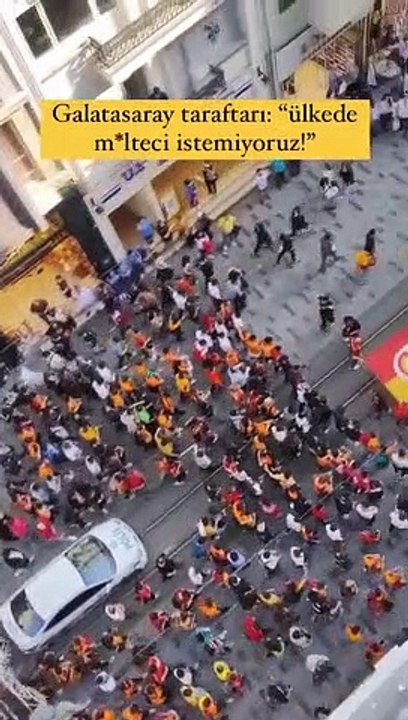 Şampiyonluk sonrası Taksim'e çıkan Galatasaray taraftarı hep bir ağızdan aynı sloganı attı: Ülkede mülteci istemiyoruz
