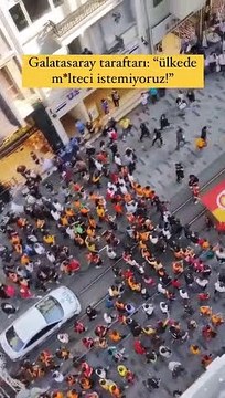 Şampiyonluk sonrası Taksim'e çıkan Galatasaray taraftarı hep bir ağızdan aynı sloganı attı: Ülkede mülteci istemiyoruz