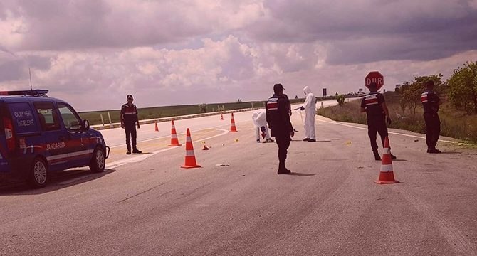 Yol kenarında naylona sarılıp yakılmış 2 ceset bulundu