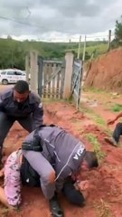 Idosa leva golpe de policial durante abordagem