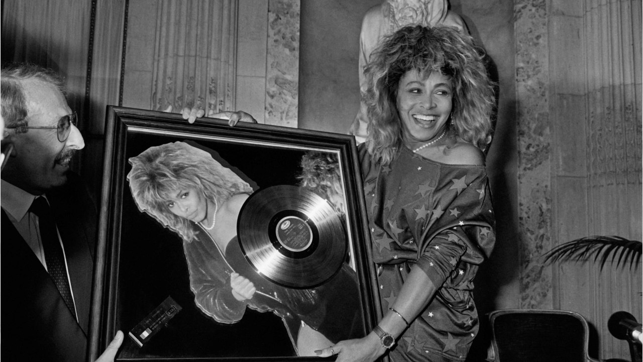 Tina Turner, Helmut Berger und Ray Stevenson: Diese Promis starben im Mai 2023
