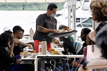 حصل على تعويض ضخم بسبب انزلاقه داخل مطعم!