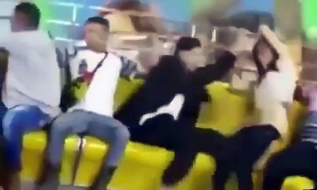 Elle perd son pantalon dans un manège et son mari essaie de le remonter... tellement drole