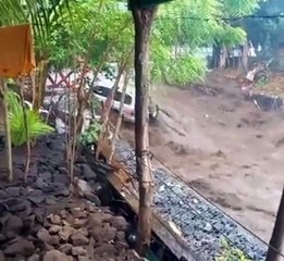 Coincé dans sa voiture en pleine inondation, il saute de justesse