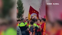 Sosyal medyaya damga vurdu! Galatasaray taraftarı Belçika polisine üçlü çektirdi
