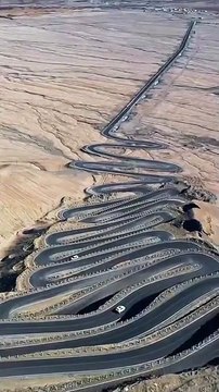Cette route de montagne en amérique du sud est incroyable